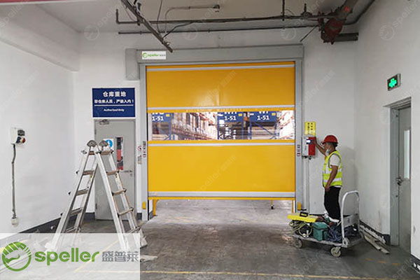 PVC快速卷簾門(mén)相較傳統(tǒng)卷簾門(mén)更適合現(xiàn)在工廠車間貨梯