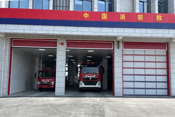 泰州消防站車庫提升門：遠程集成控制，應急迅速出動